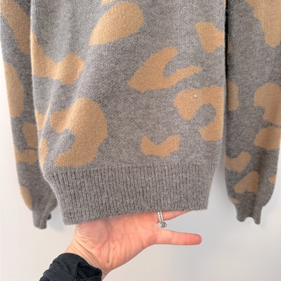 NWOT Cozy oversized Drop Shoulder Fluffy Knit Sweater in Grey w/rust brown - S - Picture 5 of 8